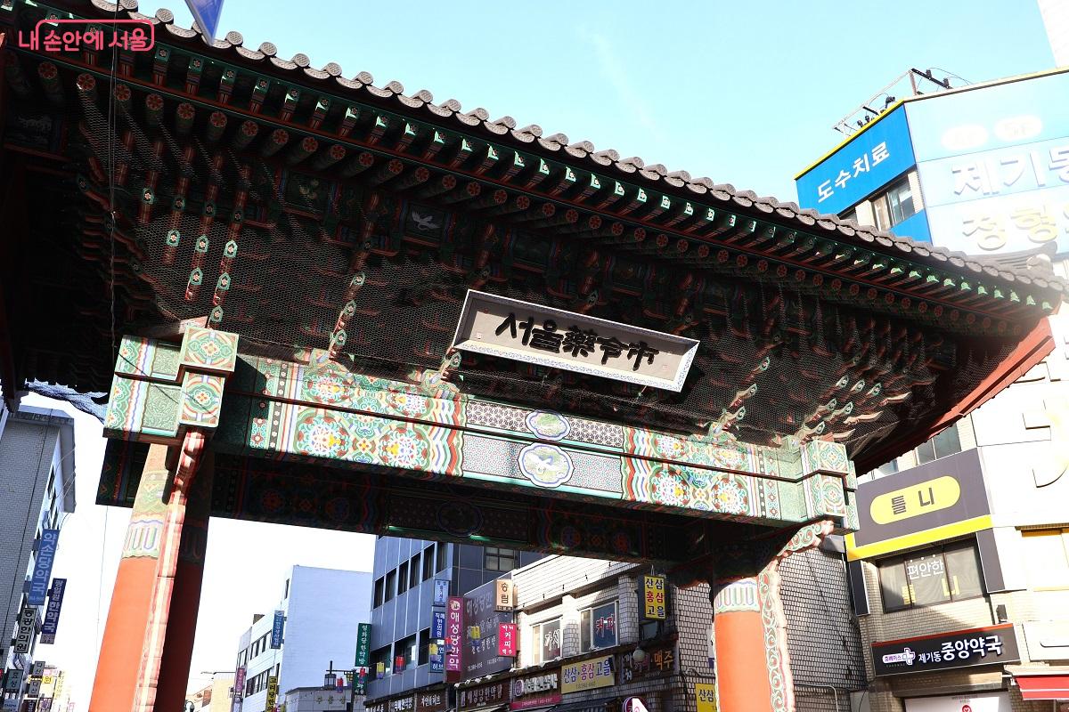 서울 동대문구 제기동에 자리한 경동시장 &copy;이봉덕 