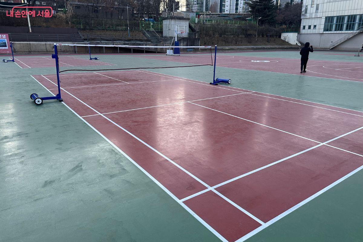 동선이 겹치지 않도록 제작된 배드민턴장 &copy;김재형