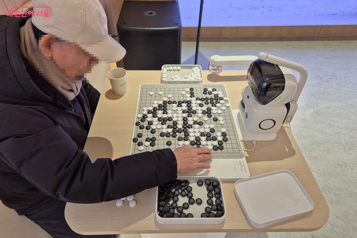 AI 로봇과 바둑을 두며 즐거운 시간을 보내는 어르신의 모습 ©백승훈