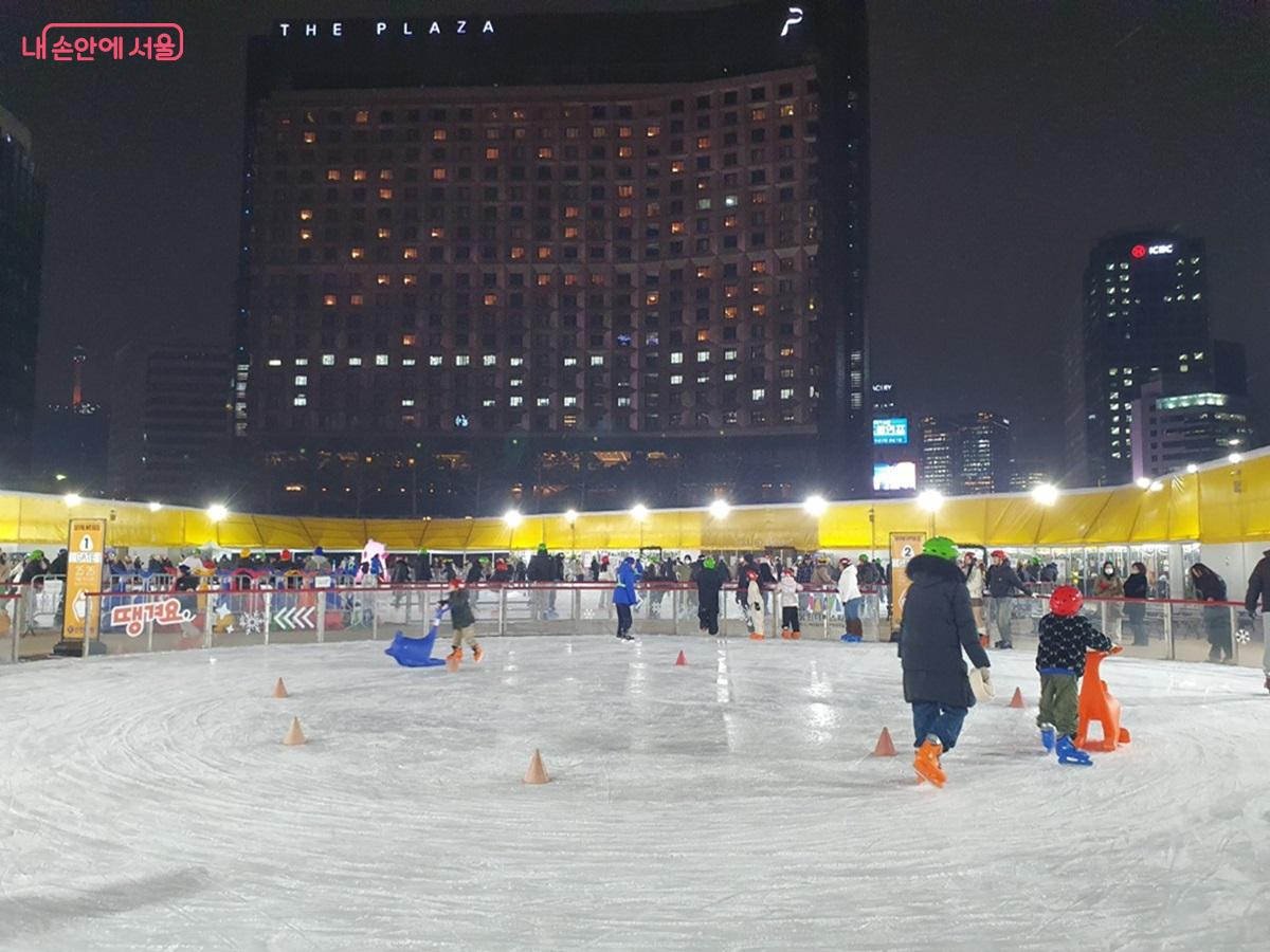 올 해 서울광장 스케이트장은 2월 8일까지 운영된다. &copy;김병규 