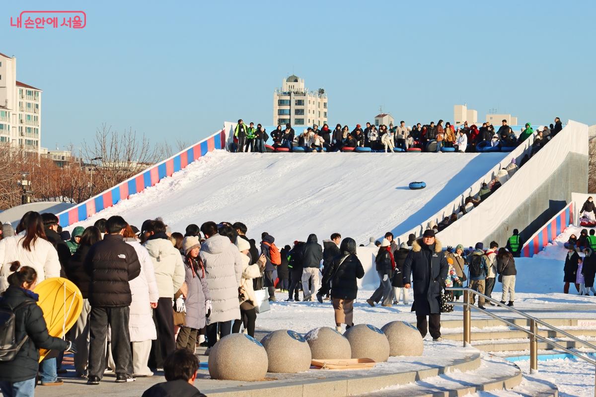 한강공원을 찾는 시민들이 도심 속에서도 쉽고 편하게 겨울을 즐길 수 있도록 다양한 체험과 휴식 공간을 마련해 한층 풍성한 겨울 축제를 선보였다. &copy;정향선