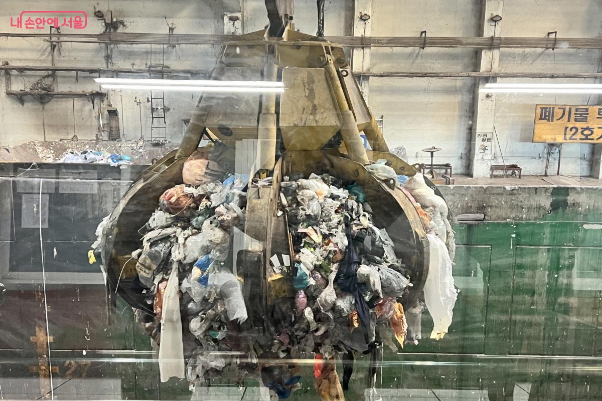 굴착기에 한 번 담기는 쓰레기의 양이 5톤이다. &copy;박지영