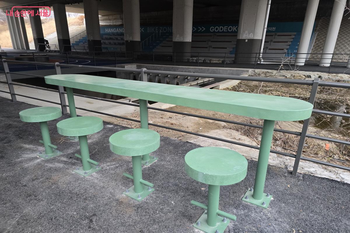 고덕천 라운지 입구에 조성된 벤치와 의자 &copy;조수연