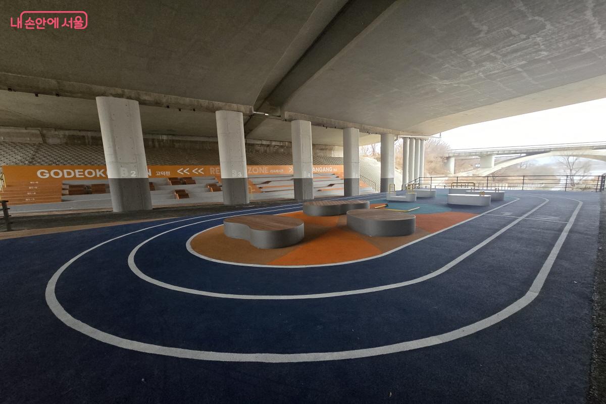 고덕대교 아래에 조성된 '고덕천 라운지' &copy;조수연