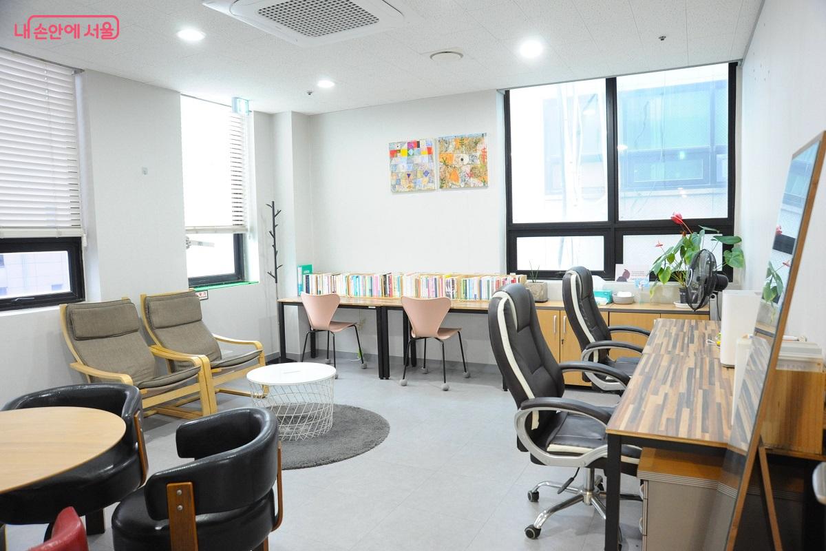 쉼터에는 각 기능별 휴식 공간을 두었다. &copy;조수봉