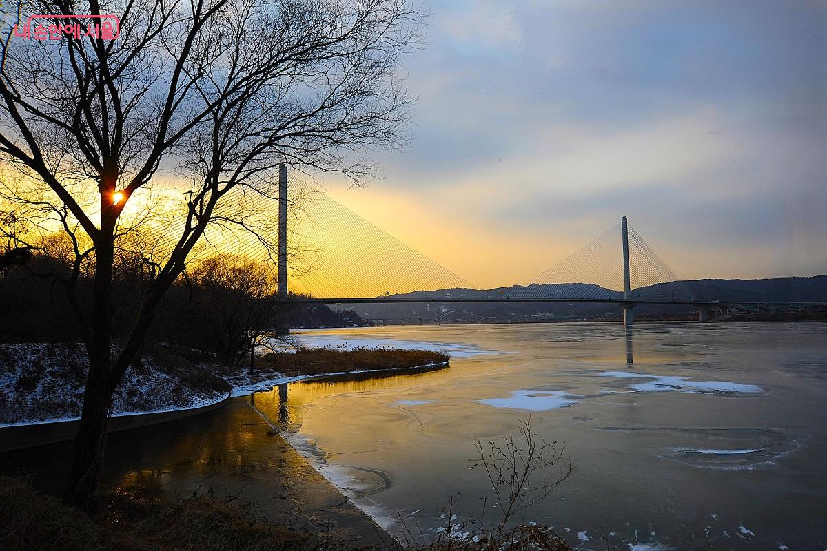 &lsquo;물빛마루&rsquo;에서 본 고덕토평대교의 저녁 풍경 &copy;조수봉