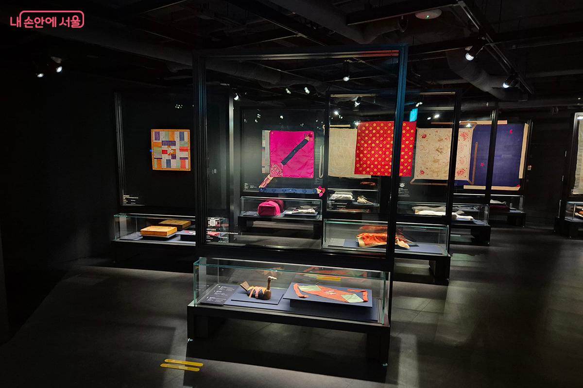 한국자수박물관 설립자인 고(故) 허동화 관장이 수집한 천여 점의 보자기 자수 작품들도 전시되어 있다. &copy;정향선