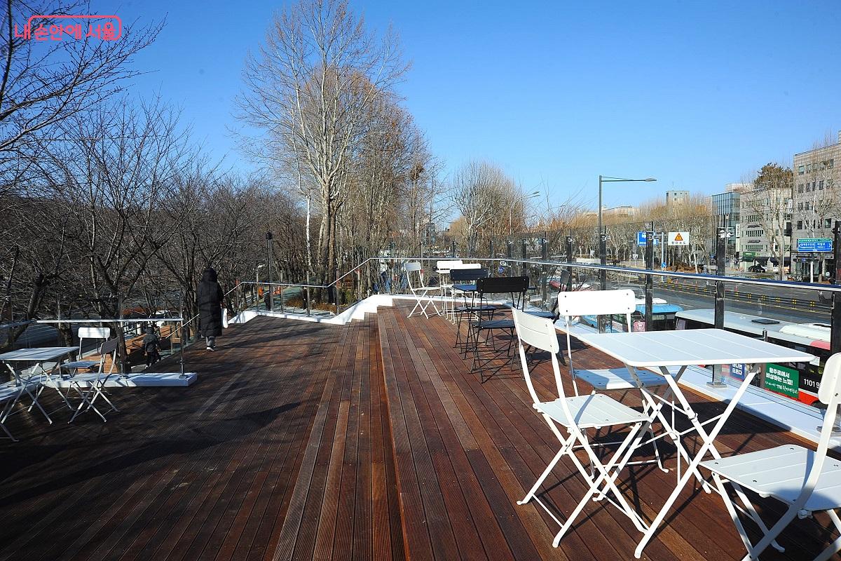 주변 전망대 겸 쉼터인 소원카페 루프탑 &copy;조수봉