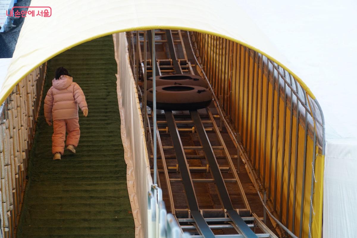 썰매가 자동으로 올라가는 슬로프 &copy;홍혜수