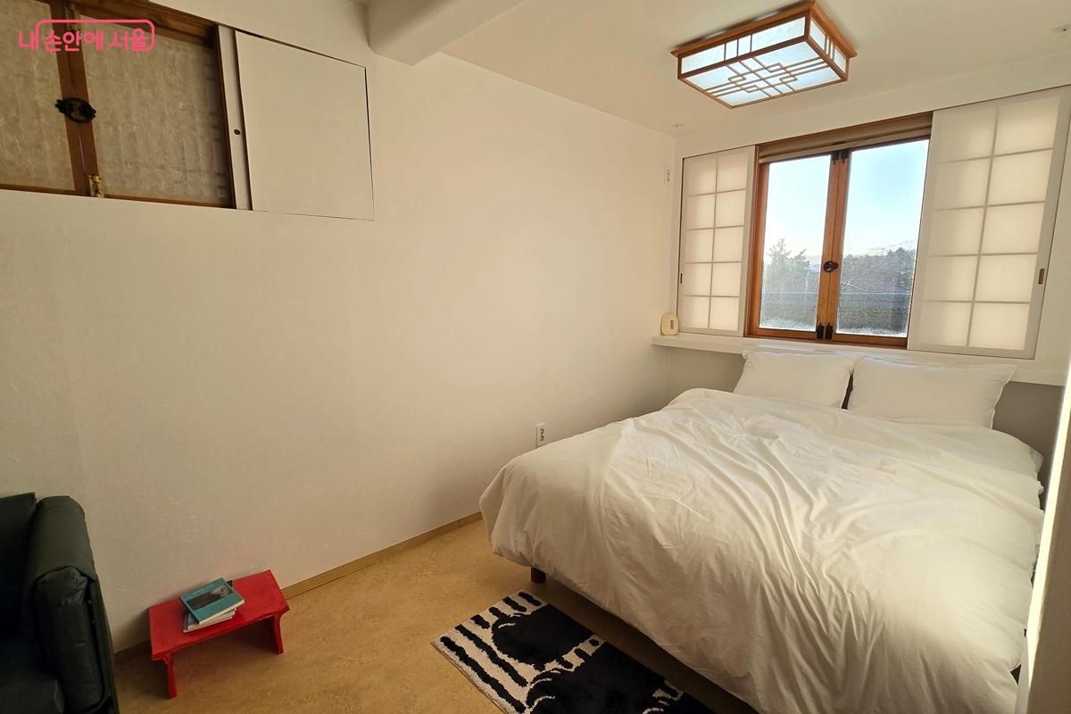 등과 창문이 인상적인 '계동 3호' ©김윤경