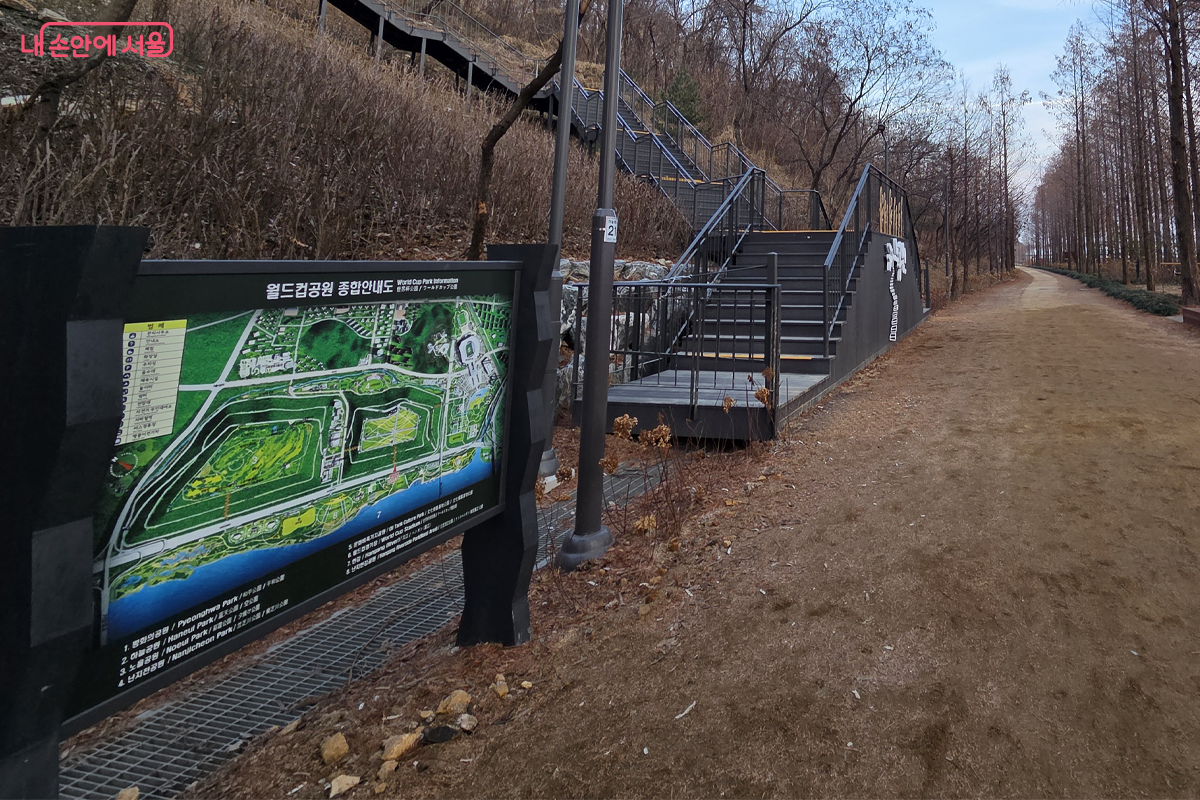 새로 단장한 하늘공원 계단이 시민들을 맞이한다.&copy;장미화