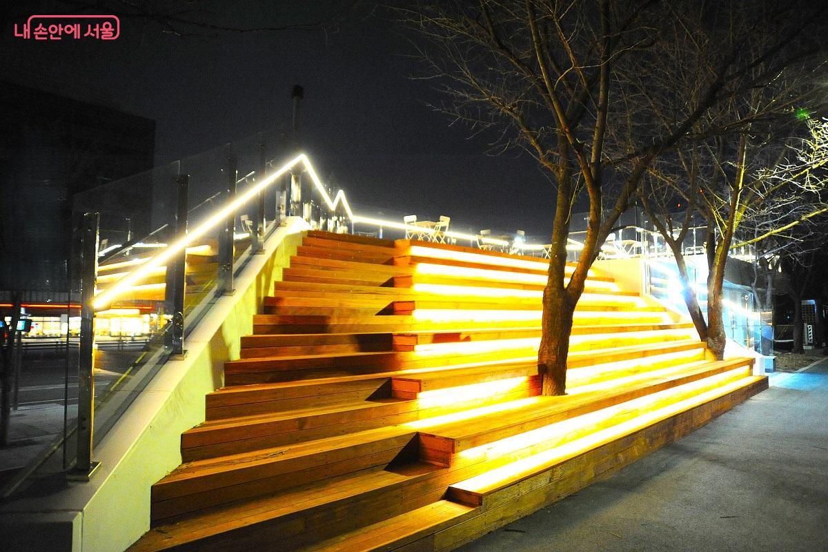 여의천 제방 산책로에서 카페 루프탑으로 연결되는 계단 겸 스탠드 &copy;조수봉