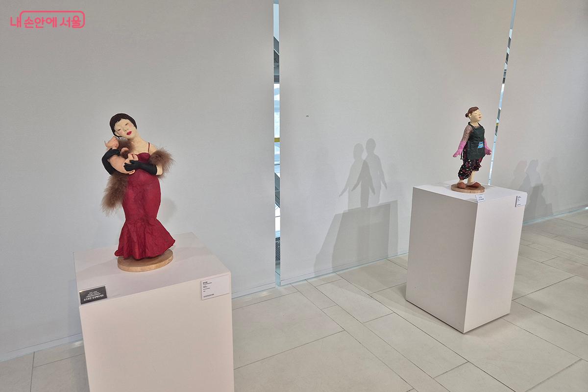 작품 속 인물들이 나누는 수다 소리가 들리는 듯한 생동감이 느껴진다. &copy;이혜숙