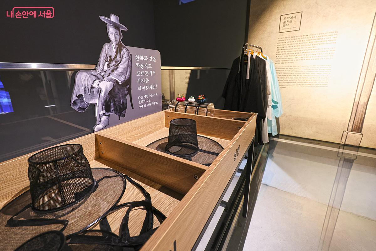 한복과 갓을 착용하고 인생 사진을 남길 수 있다. &copy;김주연