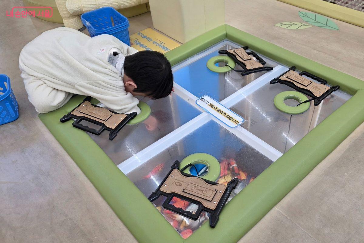 미끄럼틀 위에는 낚시를 할 수 있는 공간도 마련되어 있다.