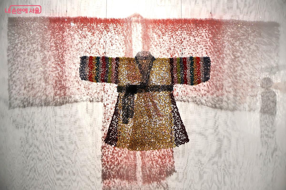 아기 색동두루마기, 2013, 철사, 비즈, 어린 생명을 향한 축복과 밝은 기운을 표현한 작품 &copy;이봉덕