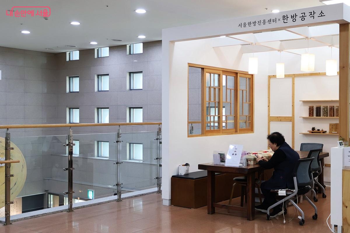 한방 안대 만들기 체험을 할 수 있는 한방공작소 &copy;이봉덕