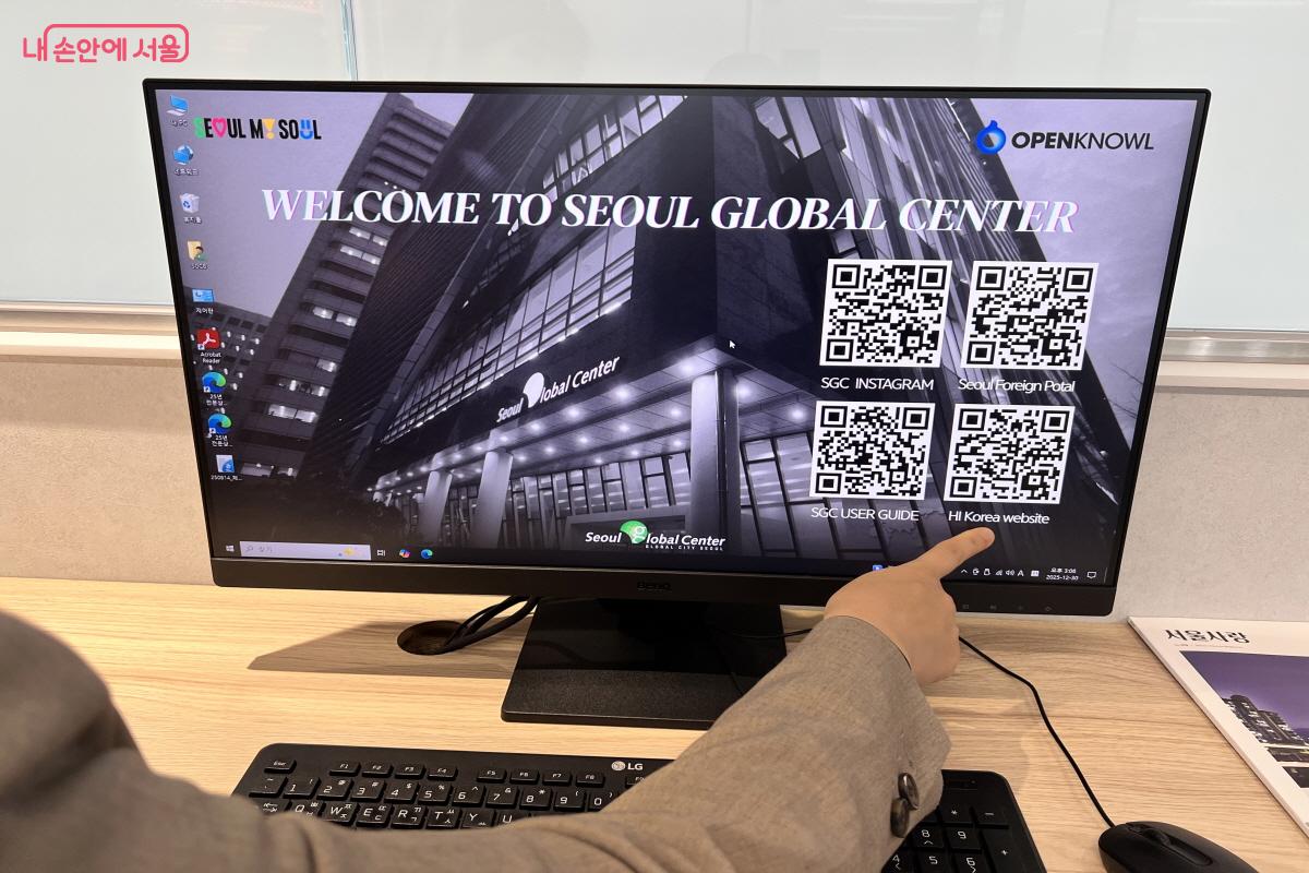 5층에 마련된 컴퓨터를 통해 종합적인 정보 검색이 가능하다. &copy;박지영 