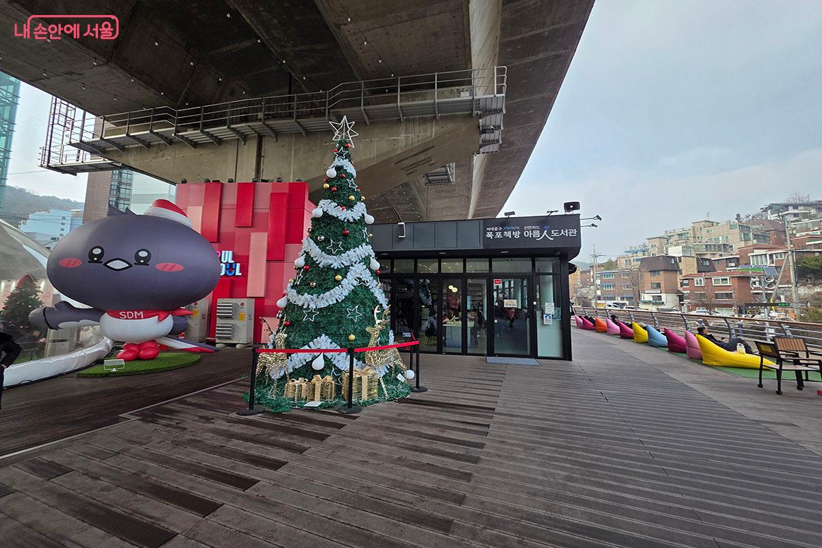 홍제폭포 앞에 위치한 폭포책방 아름인 도서관 &copy;이정민