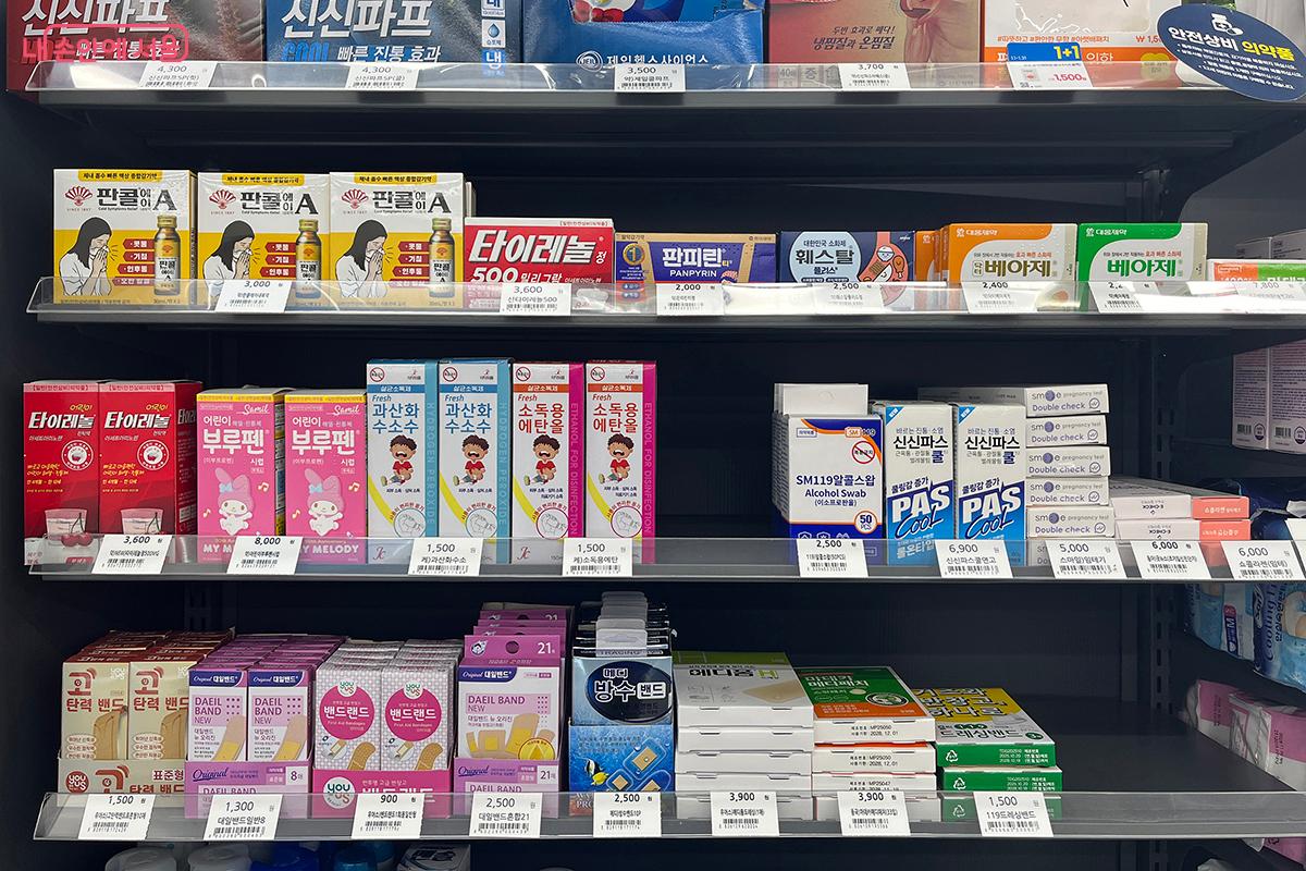 일부 편의점에서 안전상비의약품을 구매할 수 있지만, 약국에서 전문 약사의 상담을 통하면 약물 오남용을 예방하고 보다 안전한 복약이 가능하다. &copy;김아름