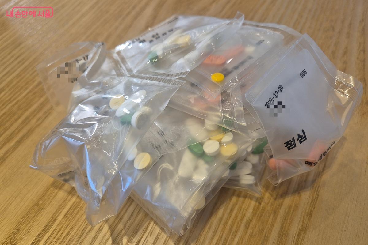 먹다 남은 약이 쌓여 있다. &copy;송수연