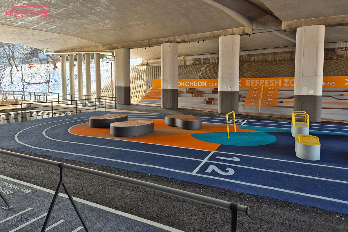 활기찬 에너지와 시원한 한강 바람이 가득한 라운지로 변신한 고덕천 라운지 ©백승훈