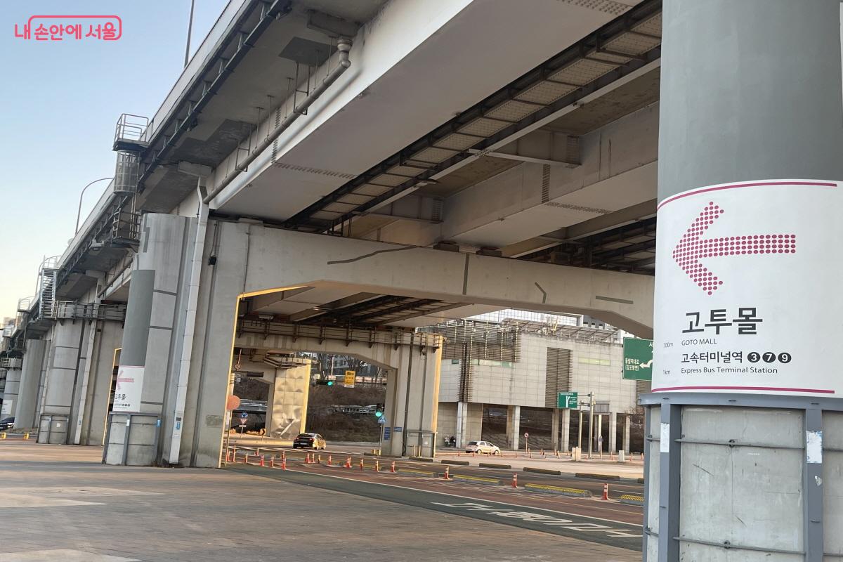 반포대교 교각 기둥에 고투몰로 향하는 화살표 안내사인이 설치돼 있다. ⓒ이정민