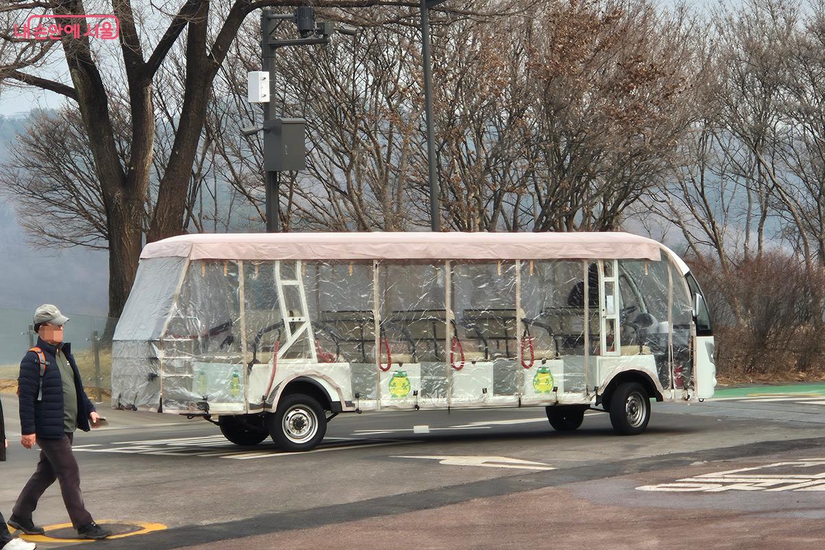 난지천공원 주차장에서 하늘공원 정상까지 운행하는 맹꽁이 전기차