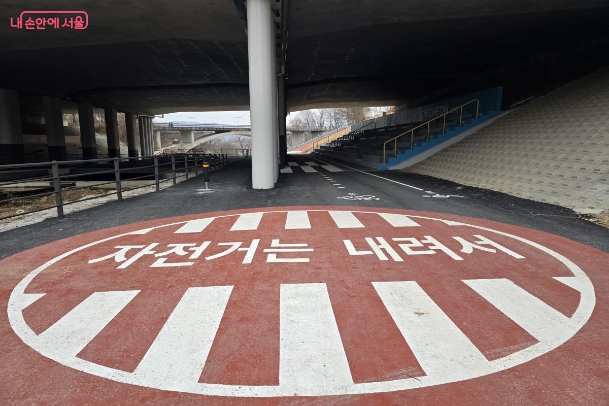 고덕천 라운지 입구. 해당 공간에서는 자전거를 탈 수 없다. &copy;조수연