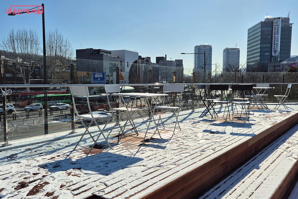 2층 루프탑에서는 여의천 전체를 조망할 수 있을 뿐 아니라 매헌교와 여의교, 양재대로까지 한눈에 들어온다. &copy;이혜숙