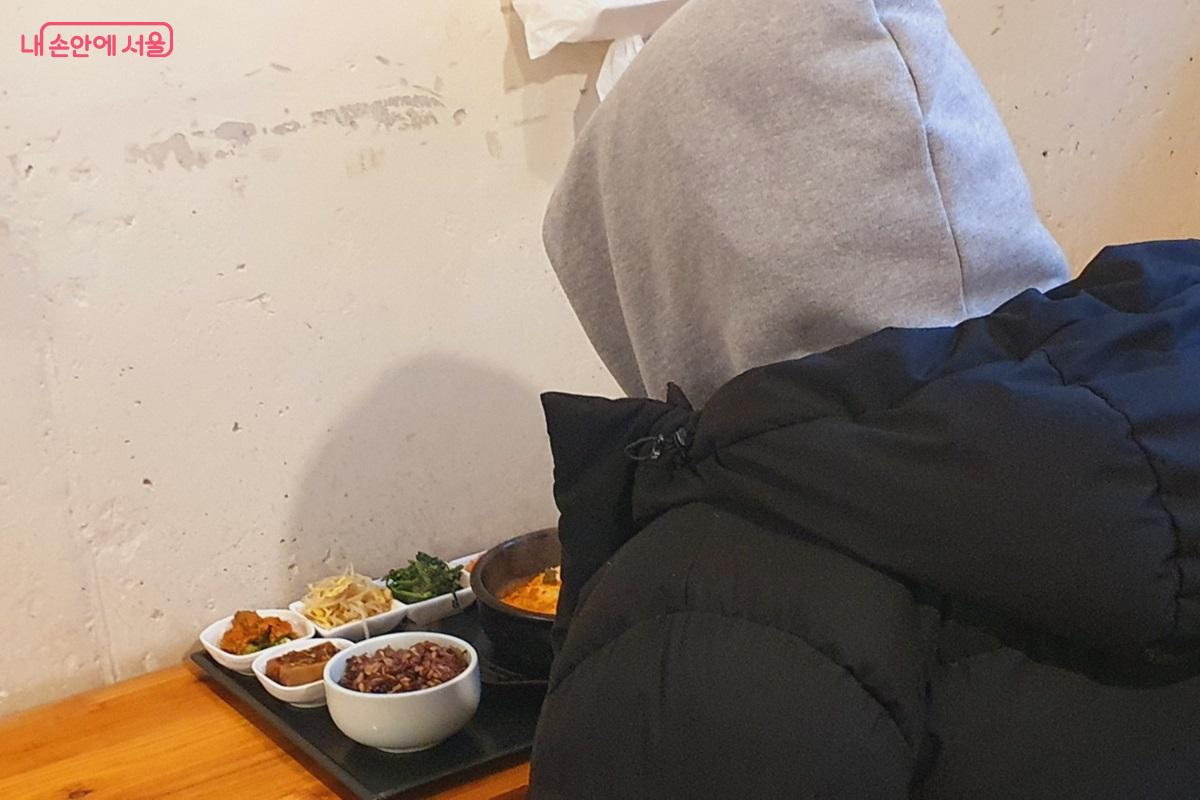 '구내식당' 단골 손님은 외식할 때도 잡곡밥을 먹을 수 있는 식당을 선호한다고 말했다. &copy;엄윤주