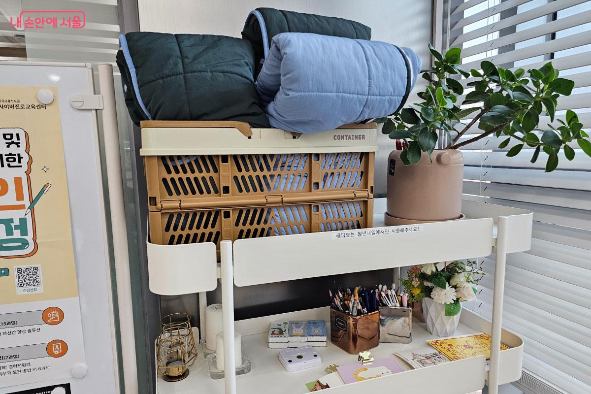 담요, 필기도구 등 다양한 물건을 빌릴 수 있다. &copy;홍혜수