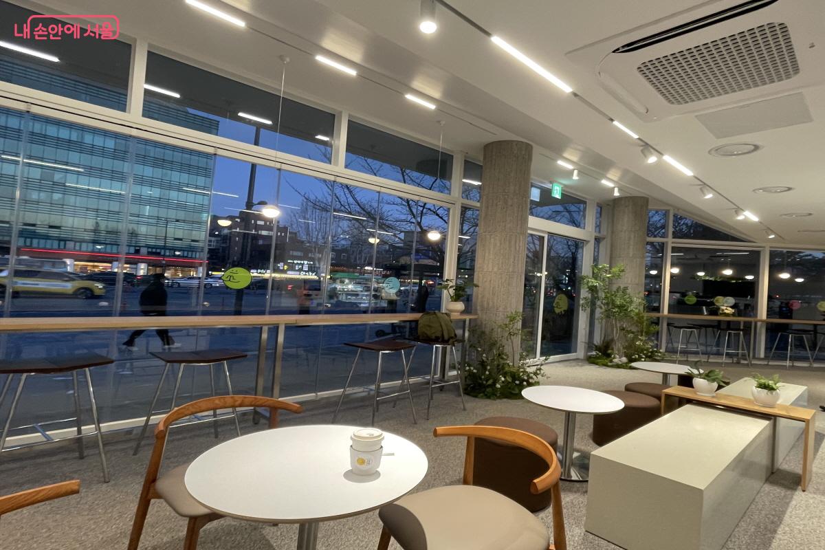 은은한 음악이 흐르는 넓고 편안한 여의천 소원카페 내부 ⓒ이정민 