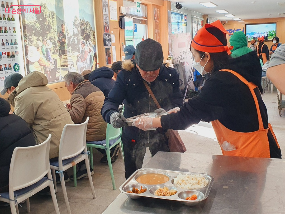  혹한의 날씨에도 봉사활동 현장을 찾아 배식 봉사에 솔선하고 있다. &copy;엄윤주