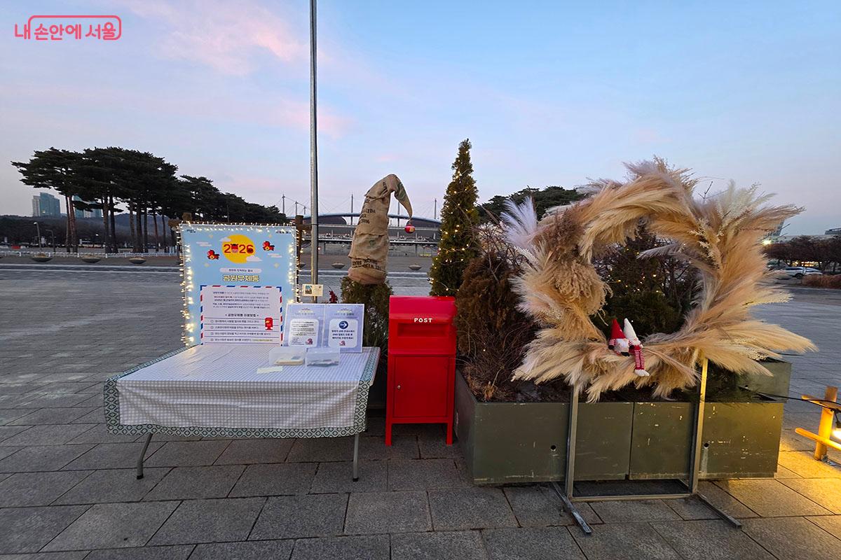 억새 엽서를 쓰고 우체통에 넣으면 추석에 받을 수 있는 공원우체통 &copy;이정민