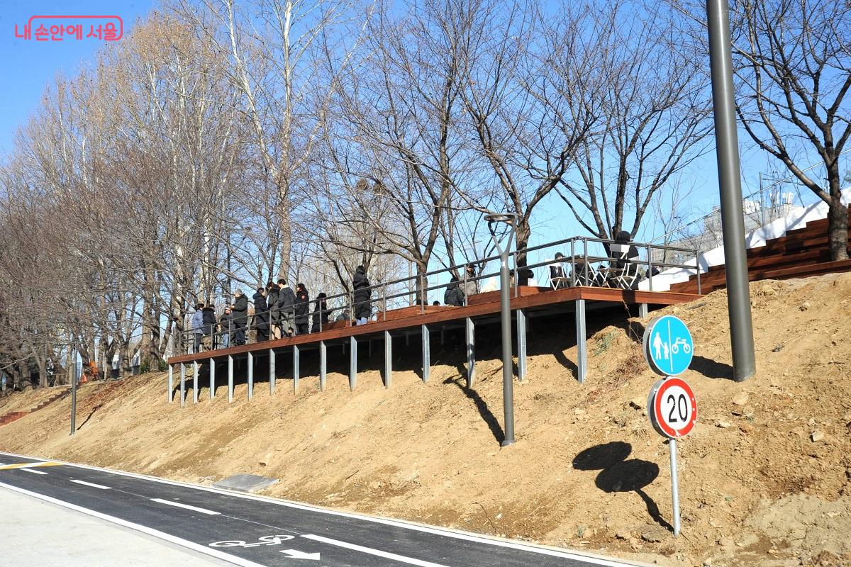 천변으로 돌출된 데크 쉼터는 차 한잔 마시며 물멍하기에 좋은 장소가 된다. &copy;조수봉