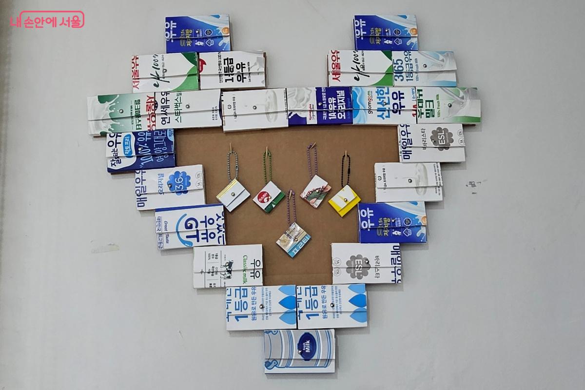 우유팩으로 작품을 만들 수 있는 체험 프로그램이 진행 중이다. &copy;김미선