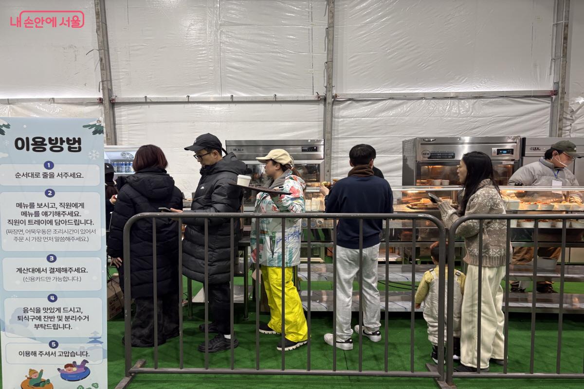 다양한 먹거리를 판매하고 있다. &copy;조송연