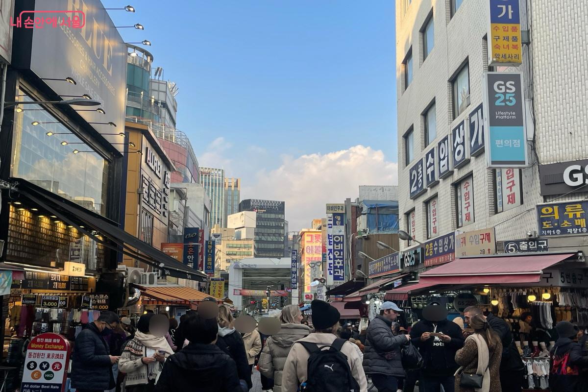 회현역 5번 출구로 나와 바라본 남대문시장