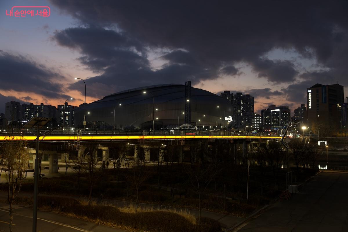 고척교 북단에 있는 제방길에서 바라본 고척스카이돔과 주변 야경이 멋지다. &copy;임중빈 
