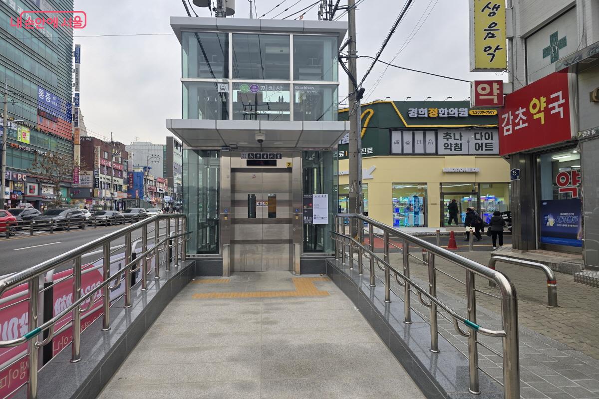 최근 준공된 5호선 까치산역 엘리베이터 &copy;조송연