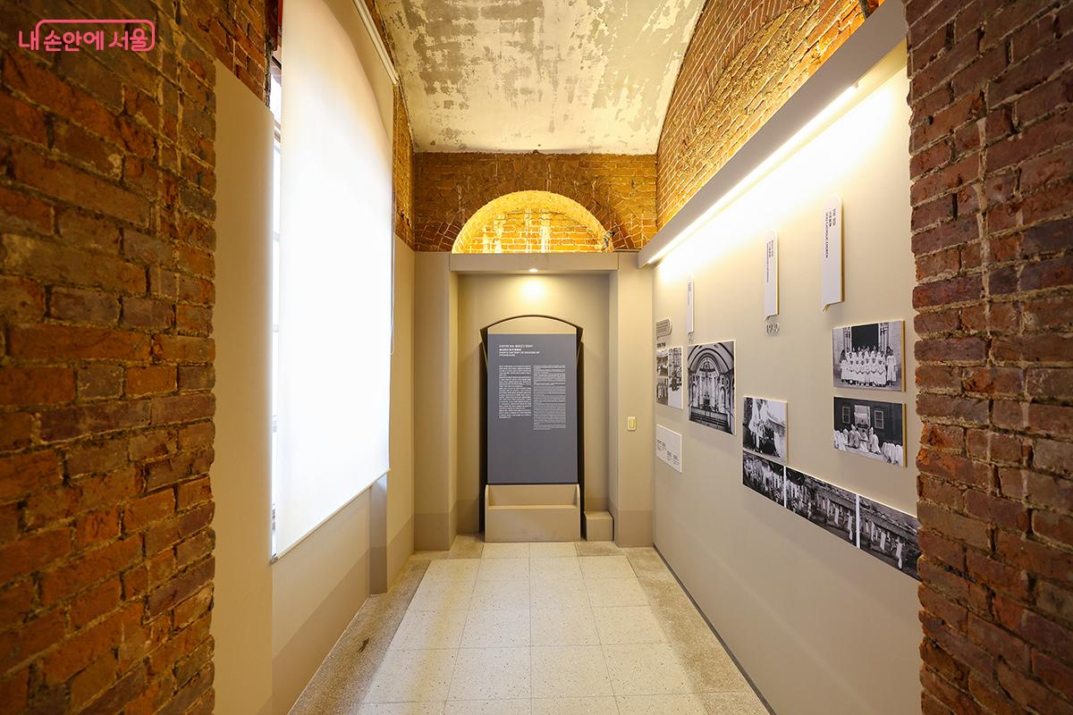 오래된 건축물과 현대적인 전시공간이 조화롭게 구성되어 있다 &copy;김주연
