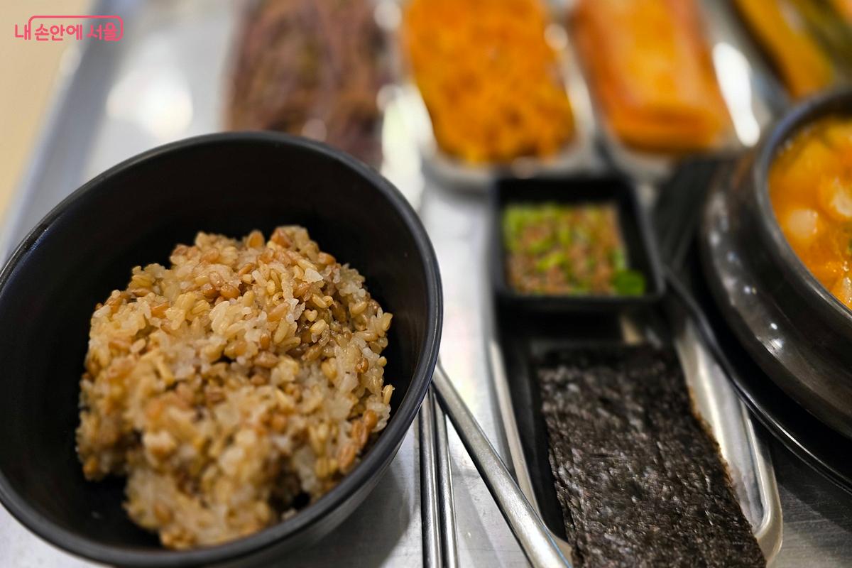 '통쾌한 한끼' 잡곡밥을 맛보니, 백미밥보다 훨씬 고소하고 건강해지는 기분이었다. ©김윤경