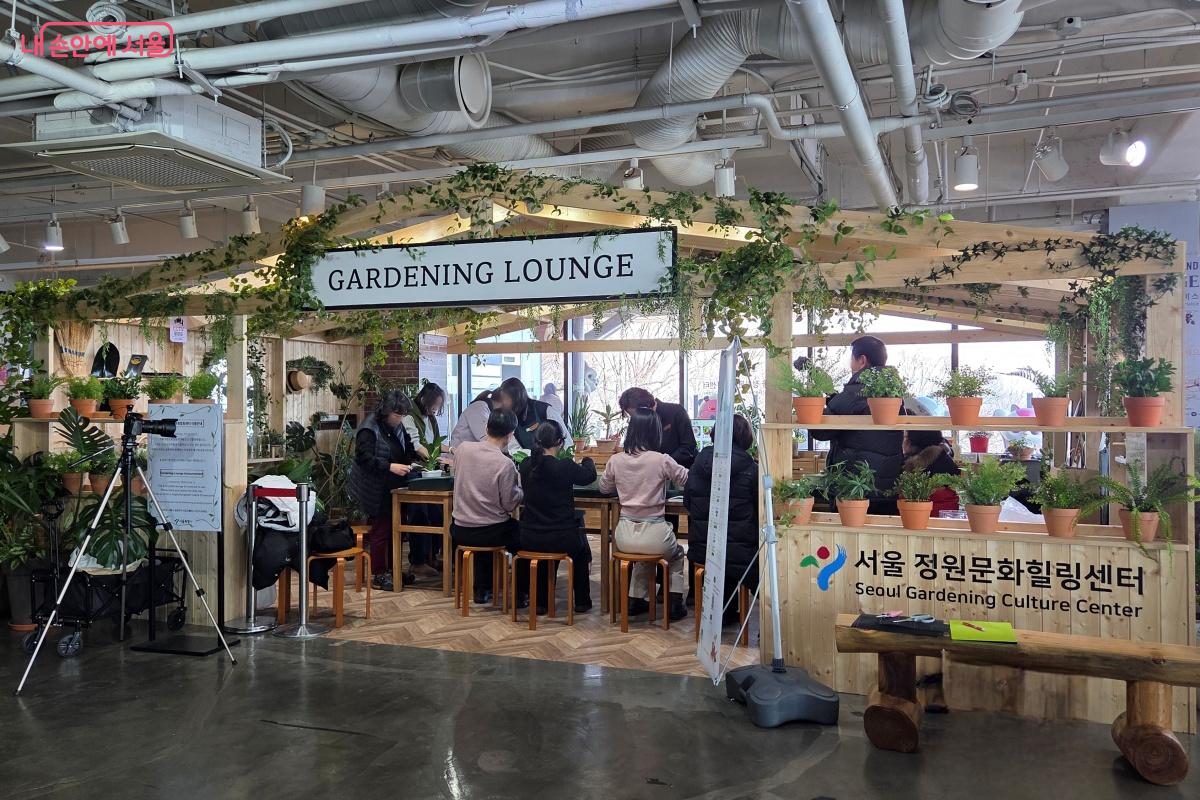  남산에서 즐기는 정원여가 프로그램으로 &lsquo;손바닥 정원&rsquo;을 운영 중이다. &copy;김미선