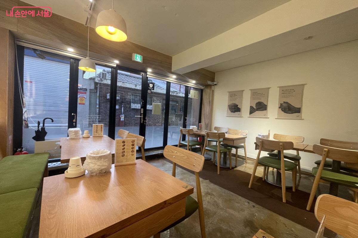 안으로 들어서면 정갈하고 따뜻한 분위기가 방문객을 편안하게 맞아준다. &copy;이정민