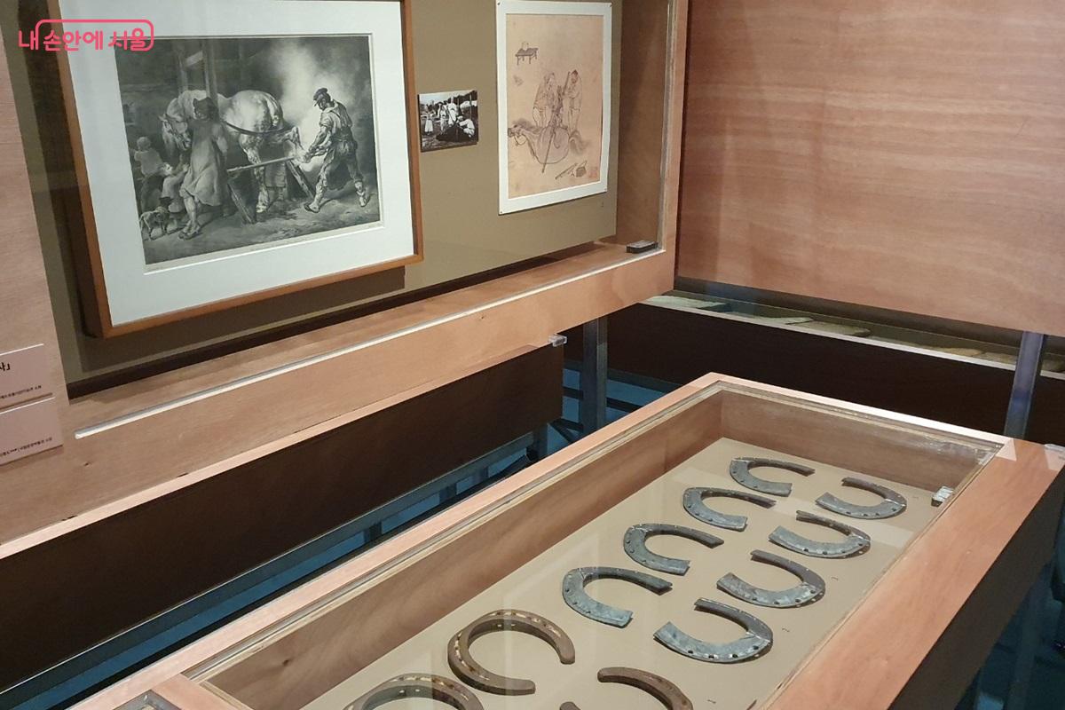 말굽에 대어 붙이는 편자도 전시 중이다. &copy;김병규