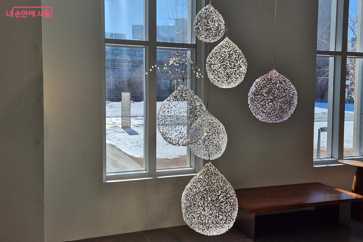 와이어와 구슬, 노방 등 비전통적인 재료를 사용해 인체의 선을 아름답게 표현한 의상 작품들이 눈길을 끈다. &copy;정향선