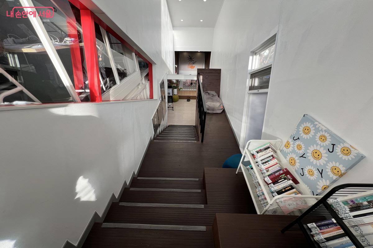 2층 연결 계단에도 작은 서가가 있다. &copy;박지영