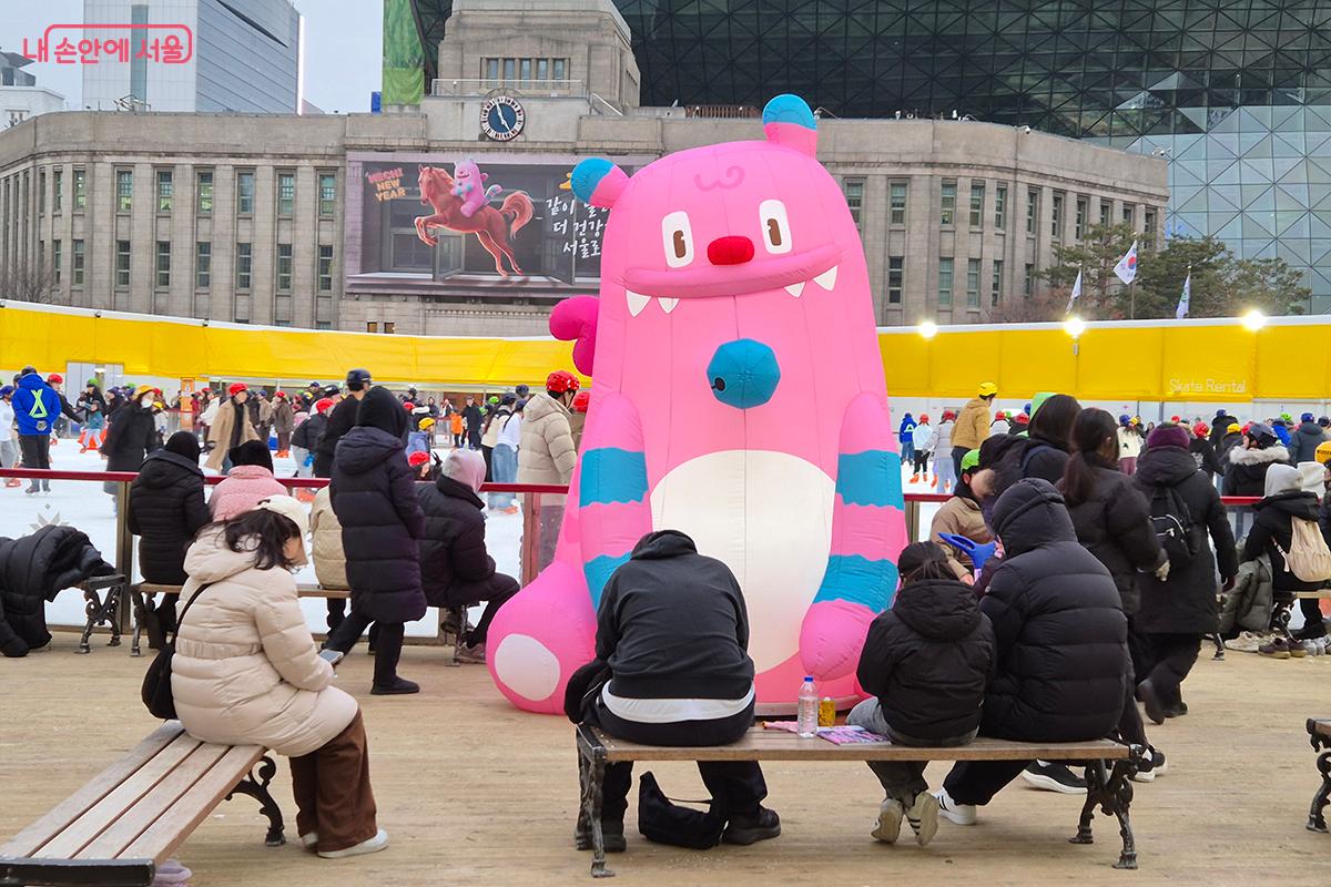서울광장 스케이트장이 개장 26일 만에 누적 이용객 10만명을 돌파했다. &copy;백승훈