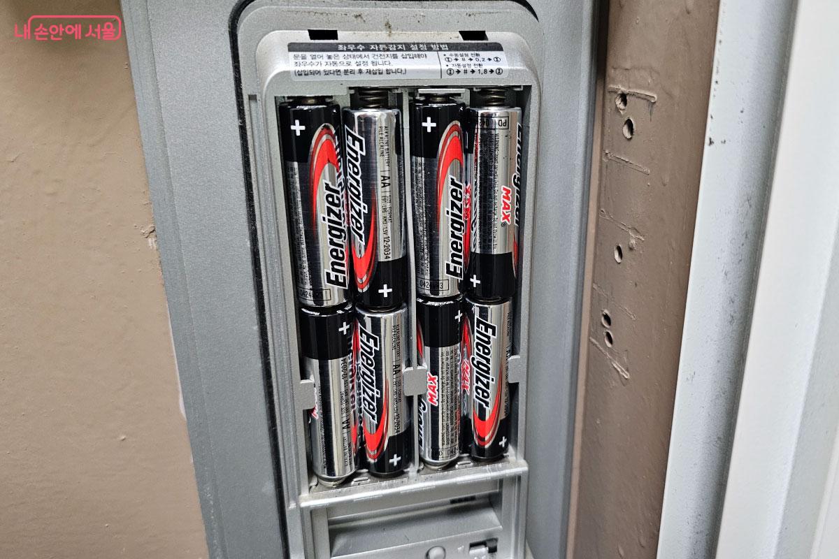 도어락만 해도 많은 건전지가 들어간다. &copy;홍혜수